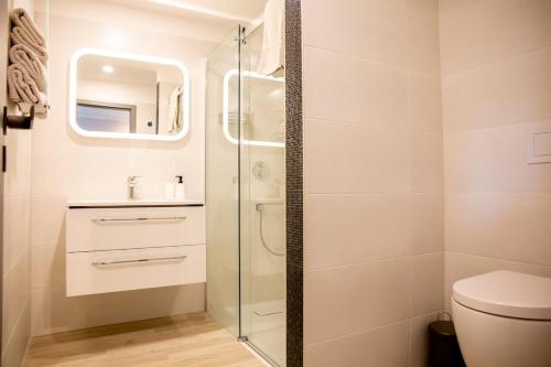 a bathroom with a glass shower and a toilet at Hotel zur Eiche in Salzkotten