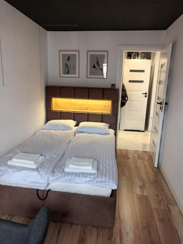 1 dormitorio con 1 cama grande y puerta en Apartament Centrum Panorama, en Radom