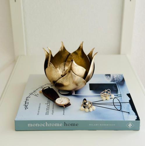 a book with a flower on top of it at Stylisches Ferienhaus bis 6 Gäste mit einzigartigem Seepanorama in Ermatingen