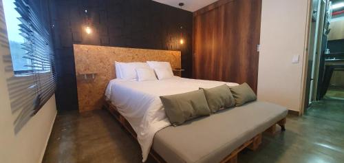 Un dormitorio con una cama grande y un sofá. en Mejor ubicación en cali, en Cali