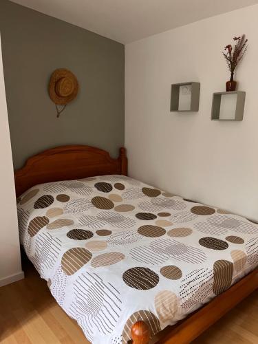 1 dormitorio con 1 cama con edredón marrón y blanco en Nuit insolite au cœur d’un ranch proche d’Europa park en Schwobsheim