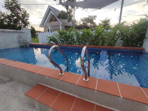 Bazén v ubytování Membunga Village nebo v jeho okolí
