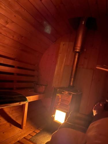 a room with a fireplace in a wooden cabin at Belle ILE in Lychen