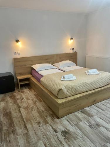 ein Schlafzimmer mit einem Bett mit zwei Handtüchern darauf in der Unterkunft La Turcu in Văliug