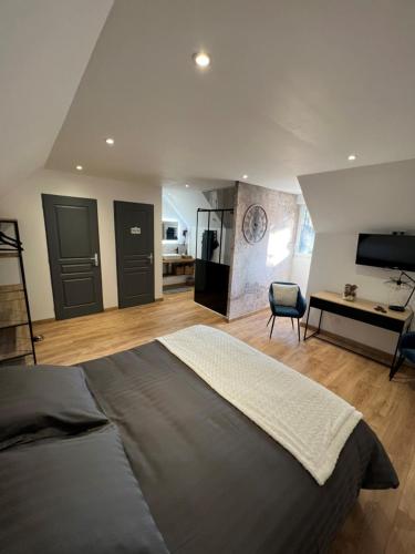 um quarto com uma cama grande e uma secretária em La Tour Carrée 