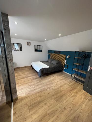um quarto com uma cama e piso em madeira em La Tour Carrée 