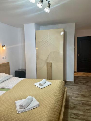 a bedroom with two towels sitting on a bed at La Turcu in Văliug