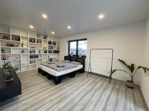 une chambre avec un lit et une grande fenêtre dans l'établissement Stošice Residence, à Liptovský Mikuláš