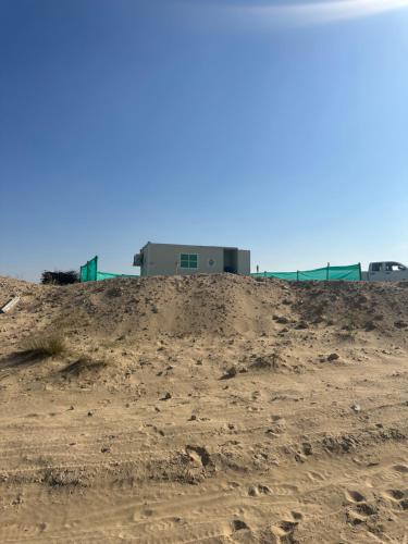 ein Gebäude auf einem unbefestigten Hügel in der Unterkunft Oasis Caravan in Dubai
