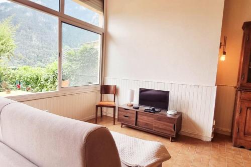 TV a/nebo společenská místnost v ubytování Vue époustouflante & Jardin à Saint-Martin-Vésubie