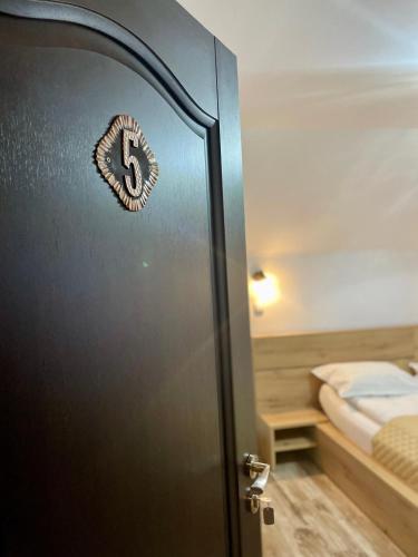 a door with a sign on it in a bedroom at La Turcu in Văliug
