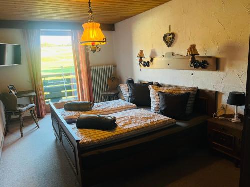 Un dormitorio con una cama con almohadas. en Ferienwohnungen Britta Heim, en Oberstaufen