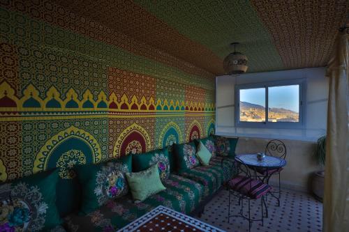 Riad Les Idrissides Chez LEAにあるシーティングエリア