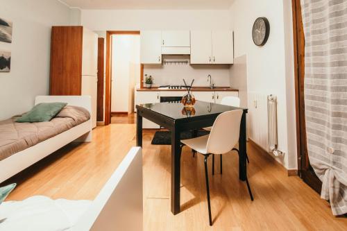 eine Küche und ein Wohnzimmer mit einem Tisch im Zimmer in der Unterkunft Appartamento Castelli - Affitti Brevi Italia in Varese
