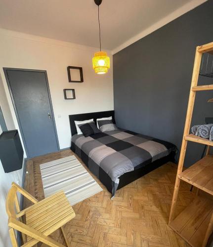 a bedroom with a bed and a ladder and a table at BeauTour in Sacavém