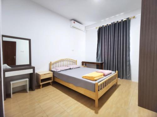 sypialnia z łóżkiem, umywalką i lustrem w obiekcie pen kyu house1 w mieście Kota Samarahan