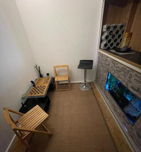 a living room with two chairs and a fireplace at BeauTour in Sacavém