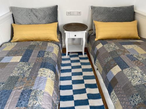 2 Betten nebeneinander in einem Zimmer in der Unterkunft Ferienwohnungen an der Schlösselmühle in Amtsberg
