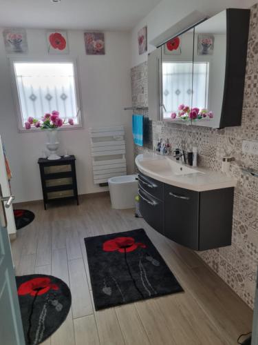 Ένα μπάνιο στο Maison de vacances contemporaine, plein Périgord pourpre