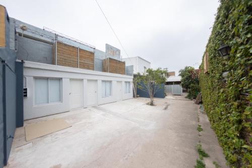 um parque de estacionamento vazio em frente a um edifício em Petit apart em Villa María