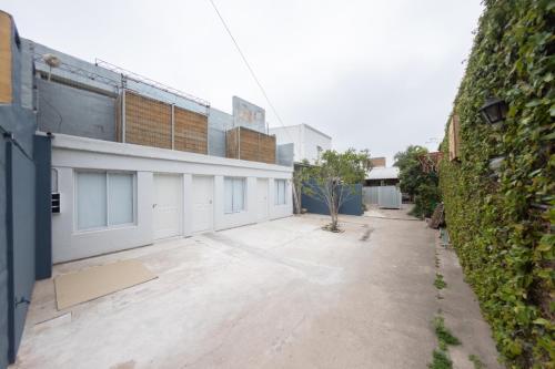 Un estacionamiento vacío frente a un edificio en Petit apart, en Villa María
