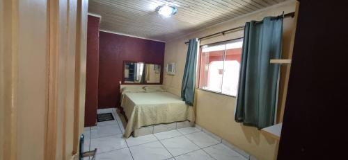 a small room with a bed and a window at Excelente Casa no Bairro Mundo Novo com piscina in Manaus