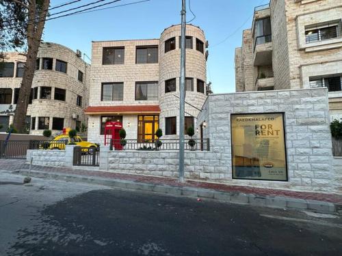 a building on the corner of a city street at 6/ Antica jabalal-lwebdeh in Amman