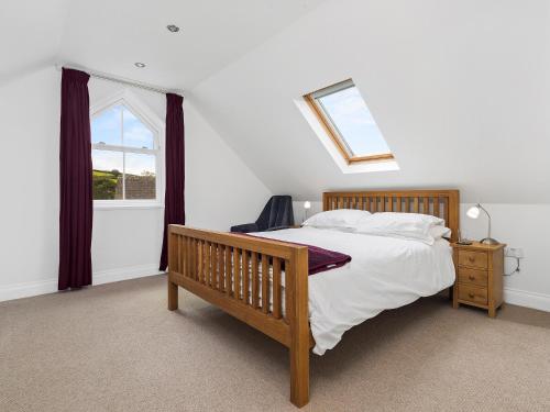 Postel nebo postele na pokoji v ubytování Cwtch Forge Cottage