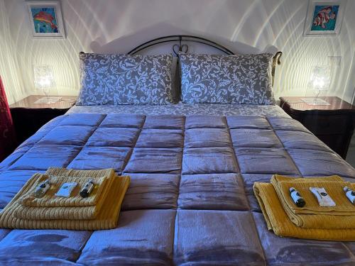 un grande letto con due cestini sopra di La Rosa dei Venti a Santa Marinella