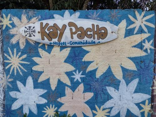 マセイオにあるhostel kay pachaの鯛の上のキウイ石看板