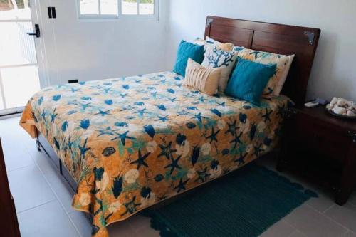 1 dormitorio con 1 cama con almohadas azules en Cozy family house with pool, en Atenas