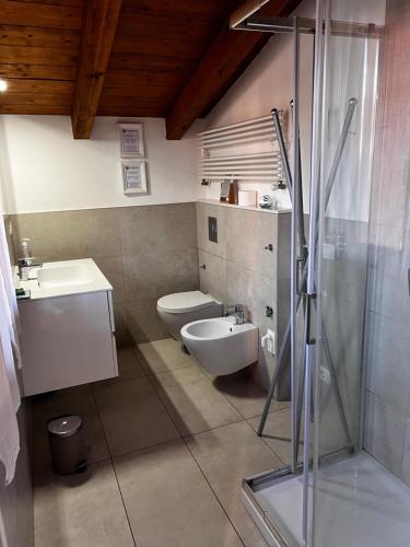 uma casa de banho com um WC, um lavatório e um chuveiro em La casetta di San siro em Milão