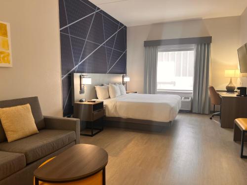 pokój hotelowy z łóżkiem i kanapą w obiekcie Comfort Suites Louisville Airport w mieście Louisville