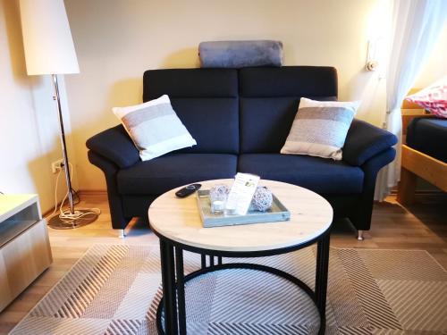 a living room with a couch and a table at City Apartment Aurich - Ostfriesland in Aurich