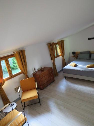 une chambre avec un lit, un bureau et une chaise dans l'établissement Petit chalet cosy Sarlat, à Sarlat-la-Canéda