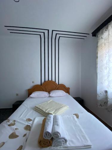 - une chambre avec un lit et des serviettes dans l'établissement Elti Apartment, à Saranda