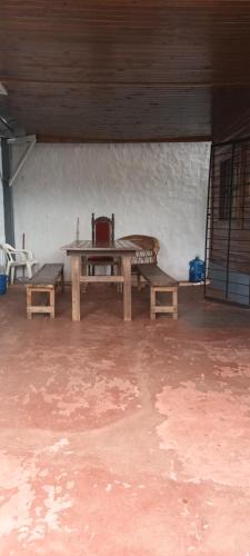 Villa Dolores的住宿－Cabañas niño9，一张桌子和两张长椅