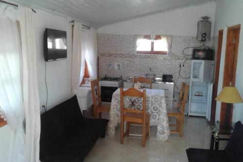 cocina y comedor con mesa y sillas en Casa de campo en la Paloma, en Costa Azul