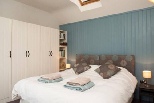 um quarto com uma cama com duas almofadas em Blackthorn is a luxurious, rural retreat for two. em Icklesham