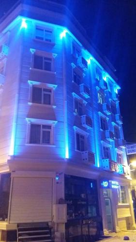 イスタンブールにあるHOTEL DUNAYの青い灯りが横に見える建物