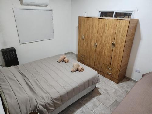 Un dormitorio con una cama con dos ositos de peluche. en Rincon house en Rincón de los Sauces