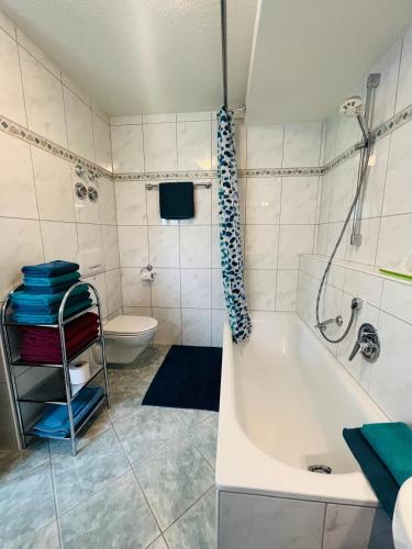 a bathroom with a tub and a toilet at Ferienwohnungen Britta Heim in Oberstaufen
