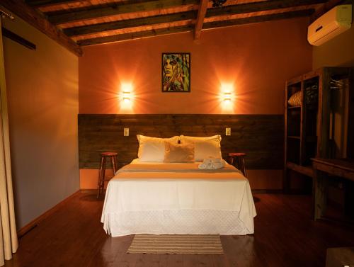 大普拉亞的住宿－Chalé Marrocos com Hidromassagem Pousada Índios Coroados，卧室配有白色的床