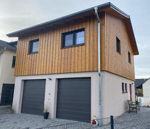 een huis met twee garagedeuren ervoor bij Ferienwohnung Kuschelecke in Michelstadt
