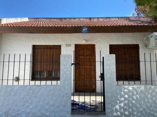 una casa blanca con dos puertas y una valla en ms.propiedadesviedma en Viedma