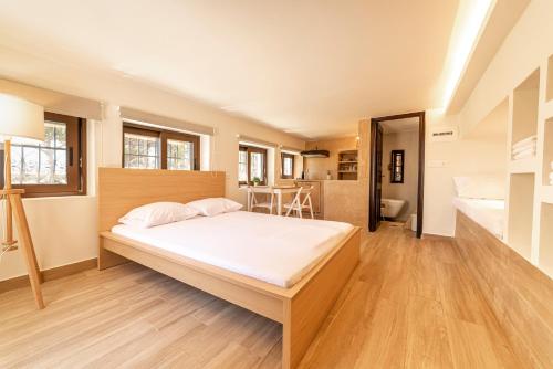 Ένα ή περισσότερα κρεβάτια σε δωμάτιο στο Angela's Guest House by AegianKazarte