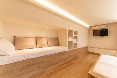 Ένα ή περισσότερα κρεβάτια σε δωμάτιο στο Angela's Guest House by AegianKazarte