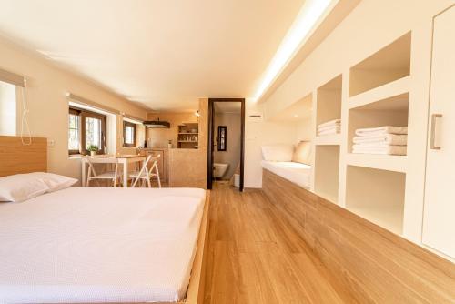 Ένα ή περισσότερα κρεβάτια σε δωμάτιο στο Angela's Guest House by AegianKazarte