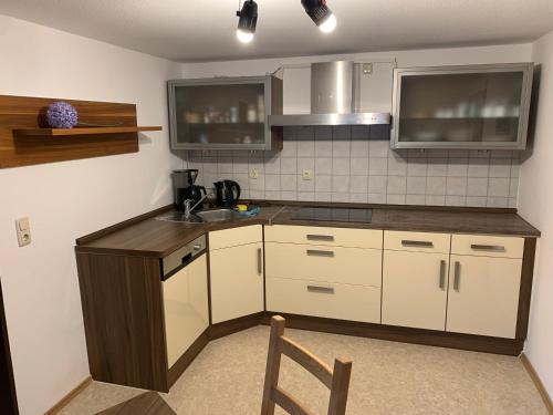 uma cozinha com um lavatório e uma bancada em Ferienwohnung Röder em Osterode