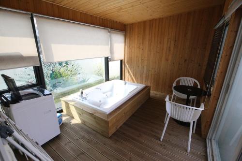 Postel nebo postele na pokoji v ubytování The Ocean Pension
